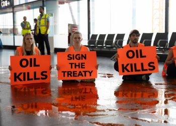 Peste 50 de zboruri, suspendate pe aeroportul din Frankfurt. Mai mulți militanţi ecologişti au intrat pe pistă