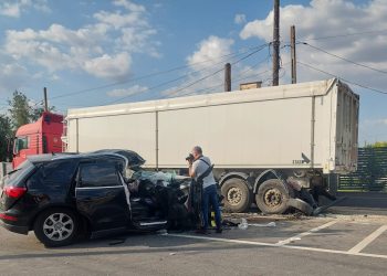 Accident între o mașină și un TIR, în Dorobanțu. O persoană a rămas încarcerată
