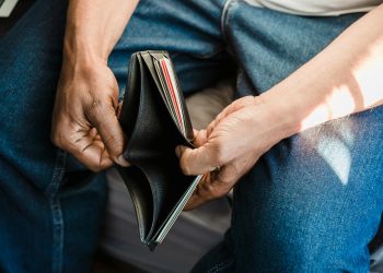 Scandal în Tulcea. 42 de cetățeni străini angajați la o firmă de construcții nu și-au primit salariul de 45 de zile