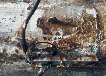 Booster de rachetă cu inscripții rusești, găsit pe o plajă situată între stațiunile Venus și Saturn