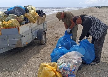 Ecologizare pe plaja Sulina. S-au strâns zeci de saci cu deșeuri