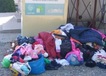 Când bunul simț se evaporă: Containere de colectare a hainelor pentru donații, luate pe post de coșuri de gunoi