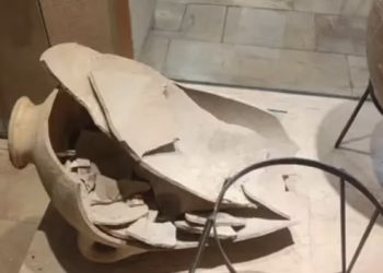 Vas vechi de 3.500 de ani, expus într-un muzeu, spart din greșeală de un băiețel  