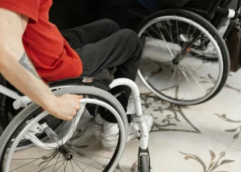 Crește indemnizația de însoțitor pentru pensionarii cu gradul I de invaliditate 