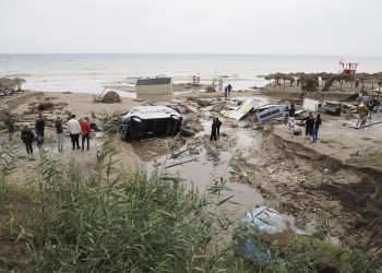 Mobilizare pe plaja din Vama Veche, după potop (FOTO) 
