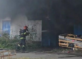 UPDATE – Incendiu la un depozit din Costinești. Intervin pompierii (VIDEO)