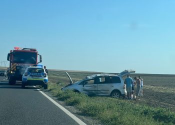 UPDATE: Mașină răsturnată la ieșire din Tariverde