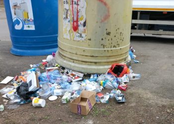 Platformele de colectare a deșeurilor din municipiul Constanța, vandalizate de cei care obțin venituri din ambalaje returnabile