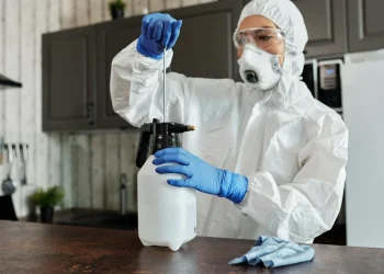 Atenție la substanțele folosite! Numeroase cazuri de intoxicație acută cu produse chimice, la minori  