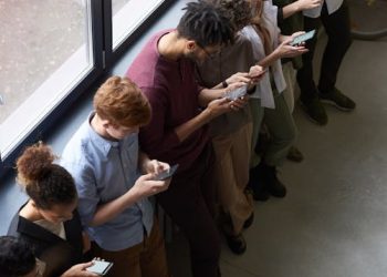 România are cel mai mare procent de adolescenți dependenți de rețelele sociale