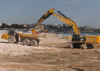 Pe litoral, turiștii au făcut loc constructorilor care lărgesc plajele la Costinești