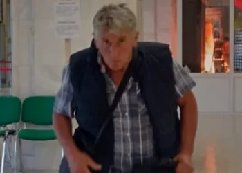 Poliţia face apel la populaţie pentru identificarea persoanei care a provocat incendiul de la Palatul Parlamentului