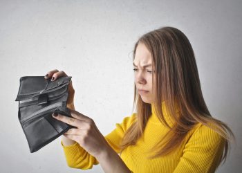 Micii consumatori vor fi cei mai afectaţi de creşterea facturilor la electricitate, din 2025