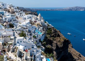 Taxă de 20 de euro pentru turiștii de pe vasele de croazieră care fac escală în Santorini și Mykonos