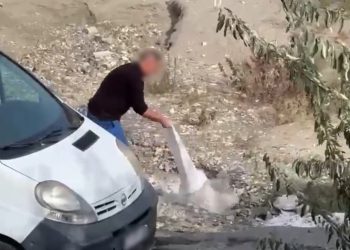 O persoană a fost amendată cu 30.000 de lei după ce a aruncat deșeuri pe plajă