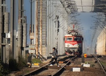 Ce amenzi riscă cei care traversează căile ferate prin locuri nepermise