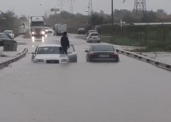 “Marea” de pe străzi. Blocaje în trafic, la Constanța, din cauza ploii 