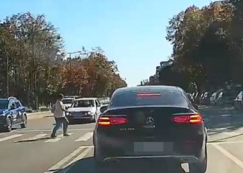 Video exclusiv! La un pas să fie spulberată pe trecere