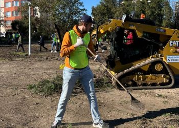 Tinerii de la Rotaract Cetatea Tomis Constanta au participat la ecologizarea din curtea Palatului Copiilor