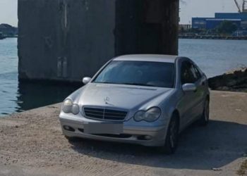 Un bărbat și-a pus capăt zilelor, după ce s-a aruncat cu mașina de pe un postament de beton din Portul Mangalia