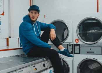 Majoritatea românilor ar fi dispuşi să îşi spele rufele mai des noaptea,dacă ar beneficia de un tarif avantajos la energie