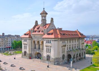 Iluminat public activ pe timpul zilei, în Piața Ovidiu