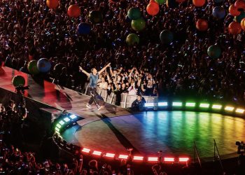 Solistul trupei Coldplay a căzut într-o gaură de pe scenă, în timpul unui concert (VIDEO)