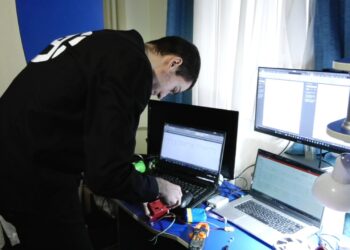 Elevul Andrei Foca uimește la Robofest 2024 cu un încărcător pe bază de sodiu