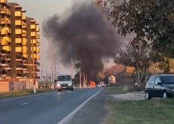 Autocamion în flăcări la Cumpăna