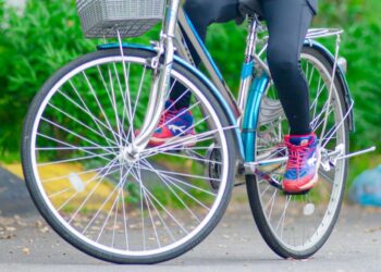 Un bărbat băut la volan a accidentat un biciclist şi a părăsit locul faptei