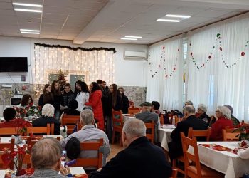 Elevii din Constanța aduc bucurie vârstnicilor prin colinde de sărbători