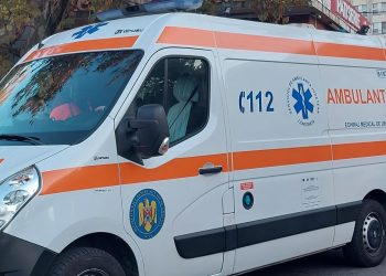 Ambulanță privată implicată într-un accident rutier. Patru persoane rănite, o pacientă de 77 de ani transportată la spital
