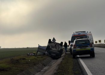 Accident rutier în apropiere de Tariverde. Autoturism răsturnat, patru persoane implicate
