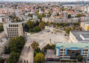 Fostul sediu al Tribunalului din centrul Tulcei, transformat în „mall” al instituţiilor publice