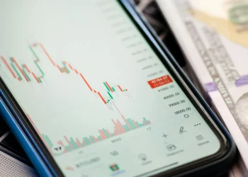 Agenția financiară Fitch revizuiește perspectiva ratingului României de la stabilă la negativă 