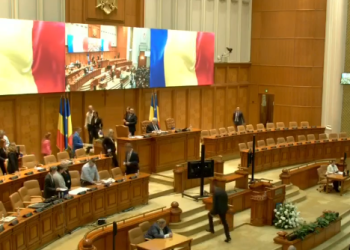 Deputaţii depun jurământul de credinţă