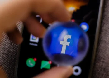 Un raport citat de Bloomberg dezvăluie o reţea secretă de pe Facebook care i-a vizat pe alegătorii români