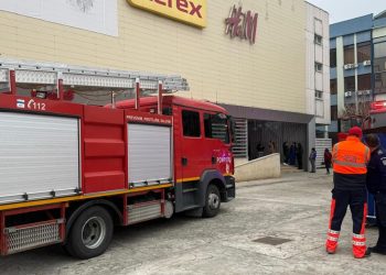 Fum dens în incinta unui centru comercial din Tulcea