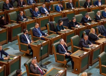 Senatul reduce din numărul de posturi și taie din cheltuieli