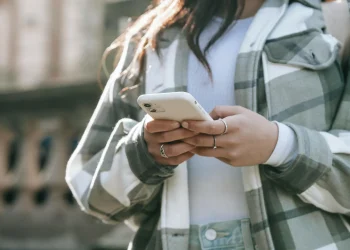 SMishing prin folosirea identității unor companii de curierat. Cum să NU devii victima unei astfel de fraude 