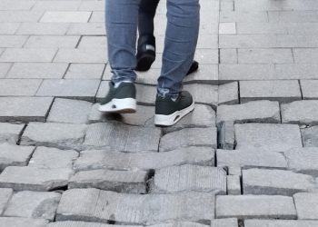 Pavaj ciobit în ritm de Zorba Grecu, pe strada grecească