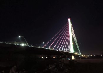 Sesizare halucinantă la o primărie: Luminile podului colorează “deranjant” cerul 