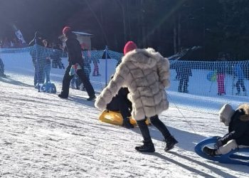 Vacanță pe pârtie: schi, modă și…pungi de la supermarket