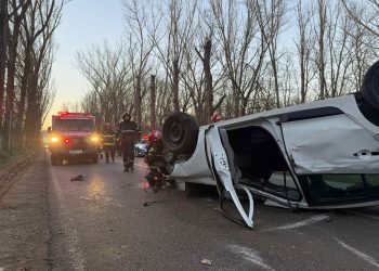 Autoturism răsturnat la ieșire din Tulcea. 3 persoane au fost rănite