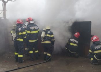 Incendiu cu risc de explozie, la un garaj din Tulcea (FOTO/VIDEO)