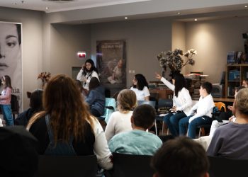 (VIDEO) Tinerii constănțeni îmbrățișează poezia în era tehnologiei. TSD și PES Activists au adus generația tânără mai aproape de cultură