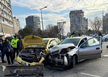 Accident rutier în fața Spitalului de Boli Infecțioase. Două persoane au ajuns la spital (FOTO)