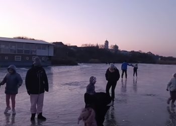 Patinaj pe lacul înghețat, la Sarichioi
