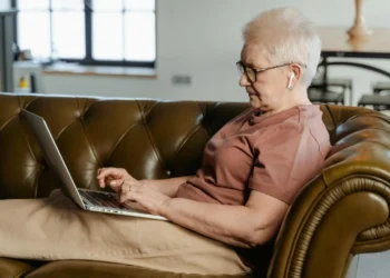 România digitală și prăpastia dintre generații. Când bunicii întreabă de TikTok