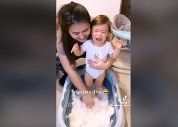 Autoritatea pentru Protecția Drepturilor Copilului s-a autosesizat în cazul clipului cu părinții care și-au ținut copilul dezbrăzat în zăpadă